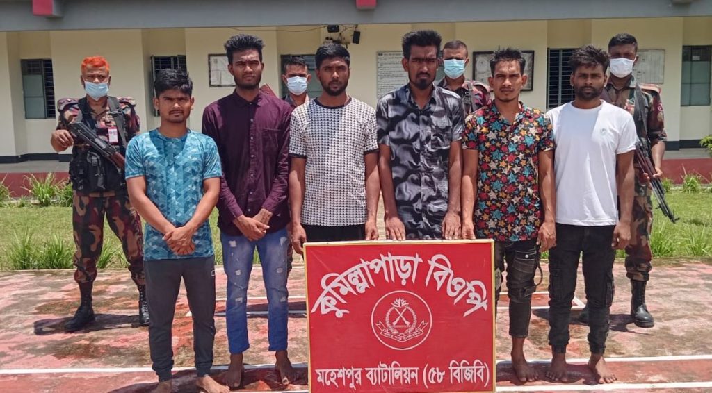 মহেশপুর সীমান্তে ১৭ অনুপ্রবেশকারী আটক, মদ ও গাঁজা জব্দ