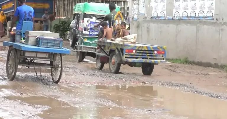 ধুলো ও কাদায় ভোগান্তিতে চুয়াডাঙ্গা পৌরবাসী