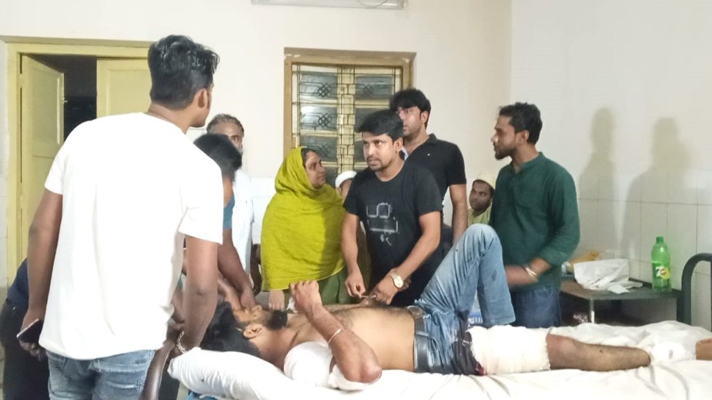 চুয়াডাঙ্গা শহরের শেখপাড়ায় দুর্বৃত্তদের হামলায় দুই যুবক গুরুতর আহত