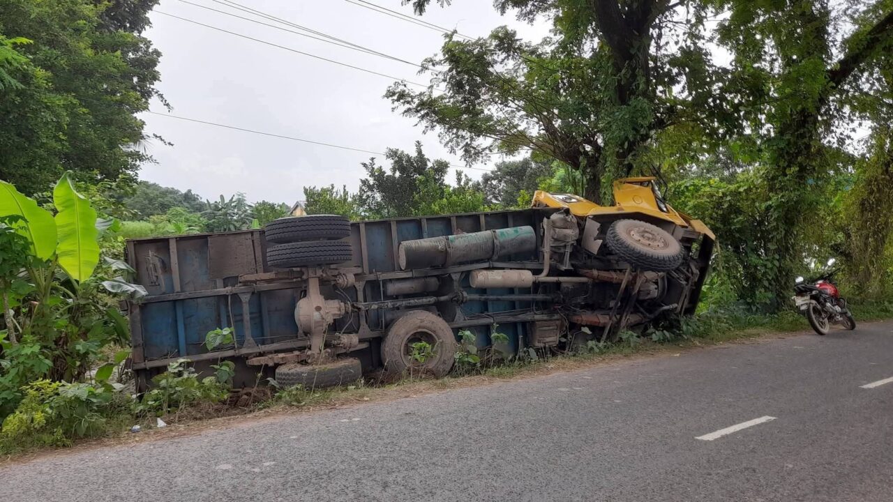 চুয়াডাঙ্গা-আলমডাঙ্গা সড়কে বালি বোঝায় ট্রাকের গাছের সাথে ধাক্কা — চালকের মর্মান্তিক মৃত্যু