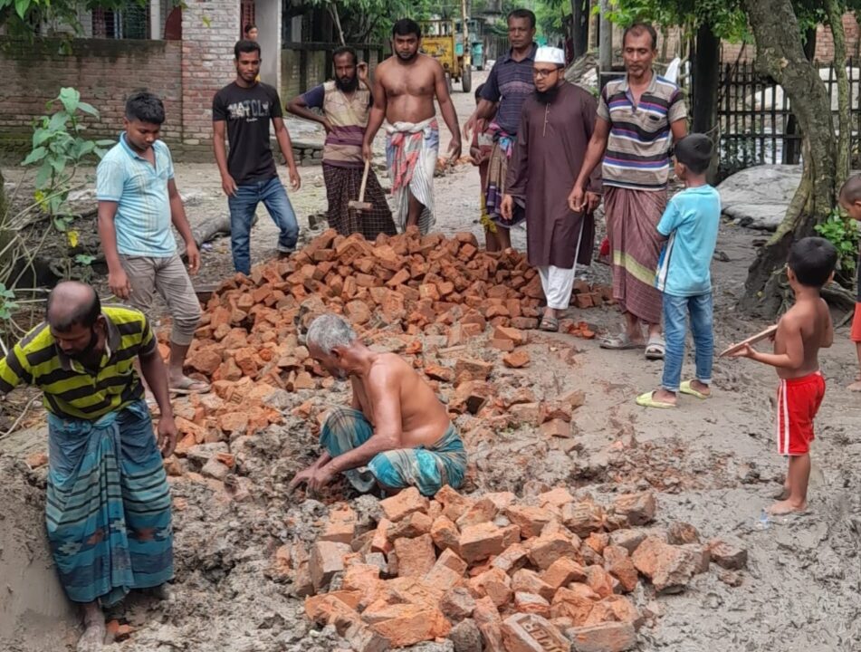 যাদবপুরে ভাঙা রাস্তা মেরামতে জামায়াতে ইসলামীর মানবিক উদ্যোগ