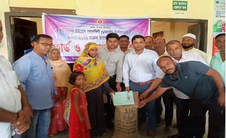 চুয়াডাঙ্গায় দুস্থ নারীদের মাঝে বিনামূল্যে চাল বিতরণ